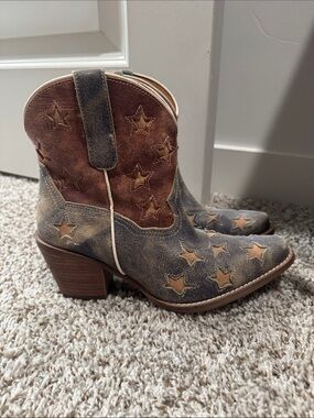 Star-Embellished Two-Tone Suede Ankle Booties - Brown/Tan